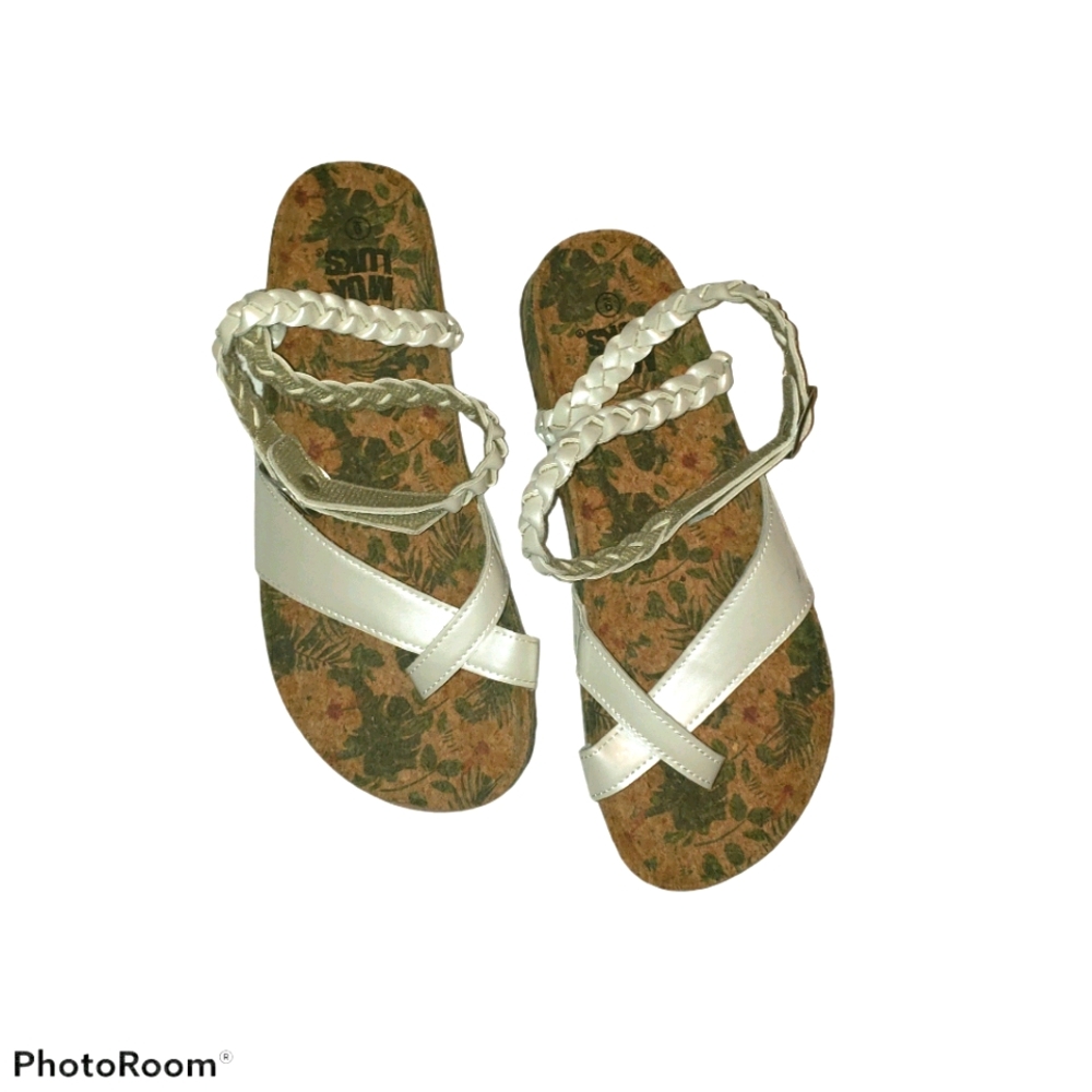 Vintage Muk Luk womens wrap around ankle sandals. Size 9